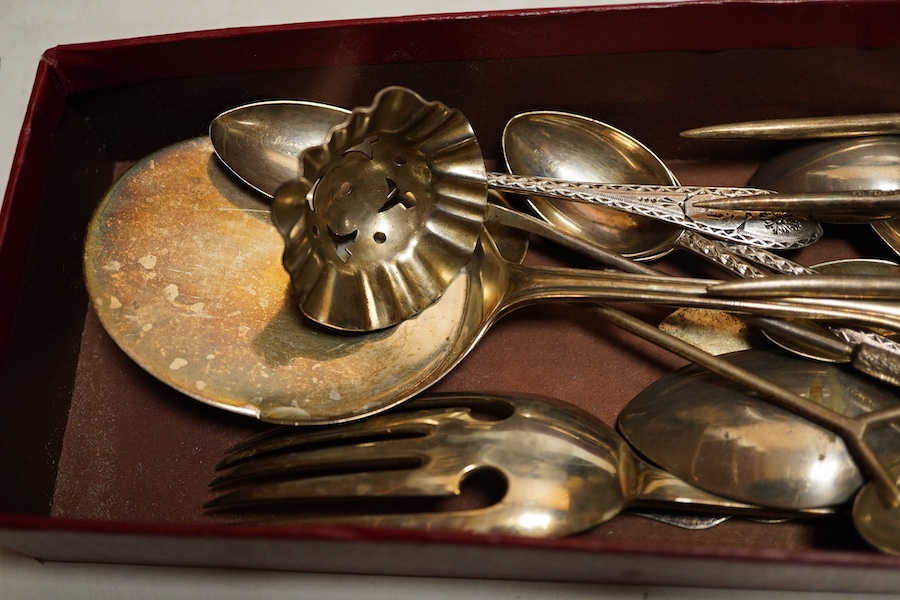 A pair of George V silver servers, 1912 Josiah Williams & Co, length 23.5cm., together with assorted spoons, a plated bread fork with mother of perk handled, plated jam spoon and butter spreader with filled pistol grip h